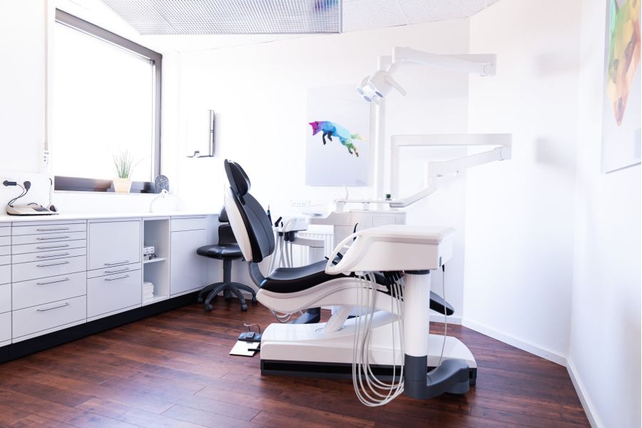 Behandlungszimmer in der Zahnarztpraxis Dr. Hüning – Zahnärzte Bochum-Harpen
