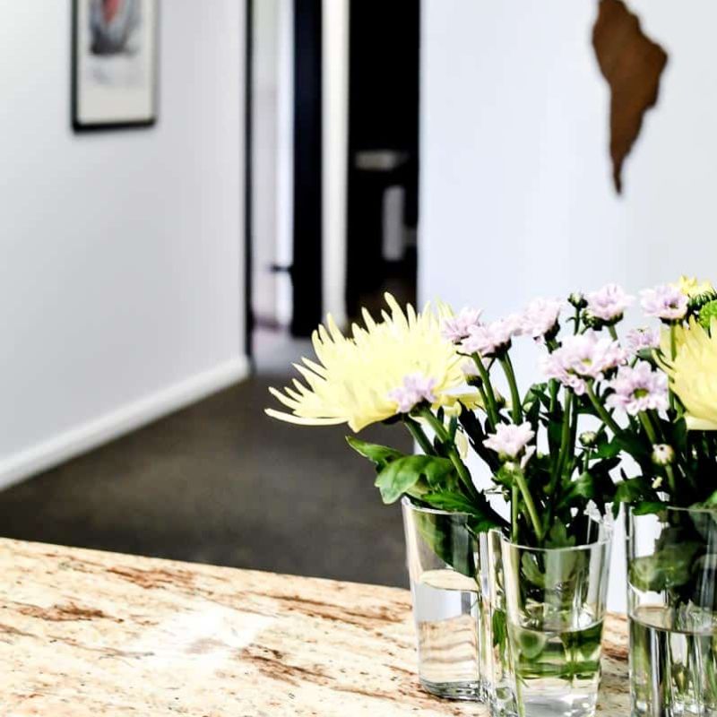 Empfangsbereich mit frischen Blumen in der Zahnarztpraxis Dr. Hüning – Zahnärzte Bochum-Harpen