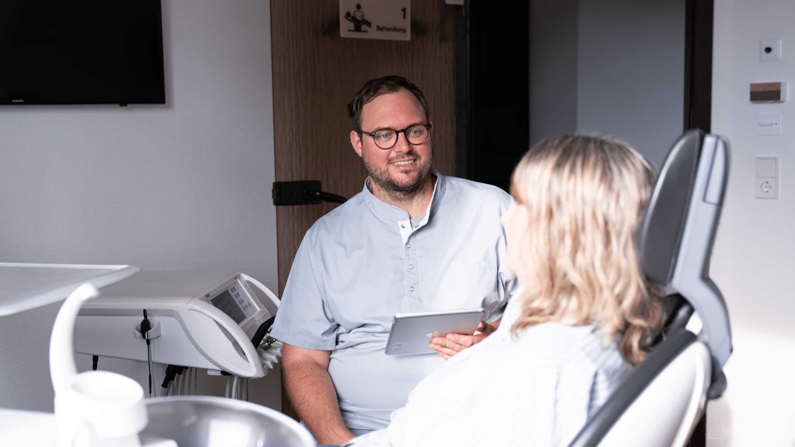 Zahnarzt Steffen Hüning bei der Beratung einer Patientin in der Zahnarztpraxis Dr. Hüning – Zahnärzte Bochum-Harpen