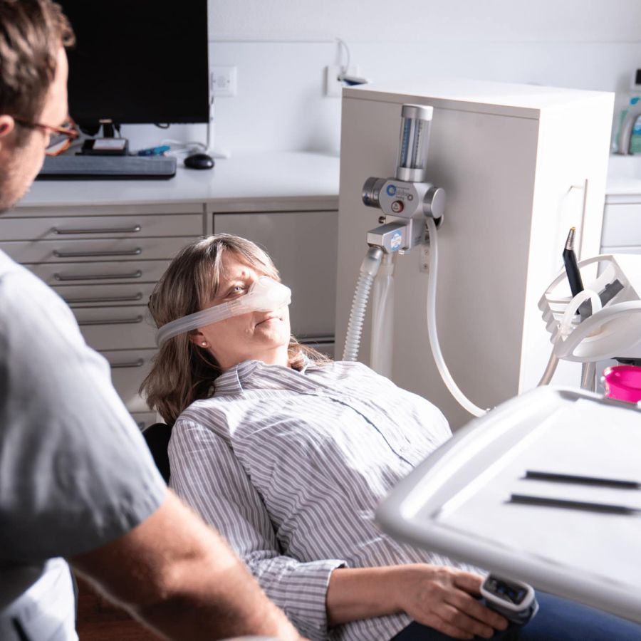 Zahnarzt Steffen Hüning und eine Patientin bei der Beratung mit Lachgas in der Zahnarztpraxis Dr. Hüning – Zahnärzte Bochum-Harpen