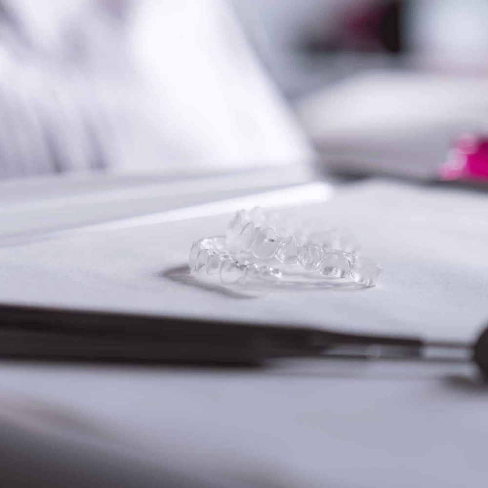 Zahnschienen auf einem Tablett in der Zahnarztpraxis Dr. Hüning in Bochum-Harpen