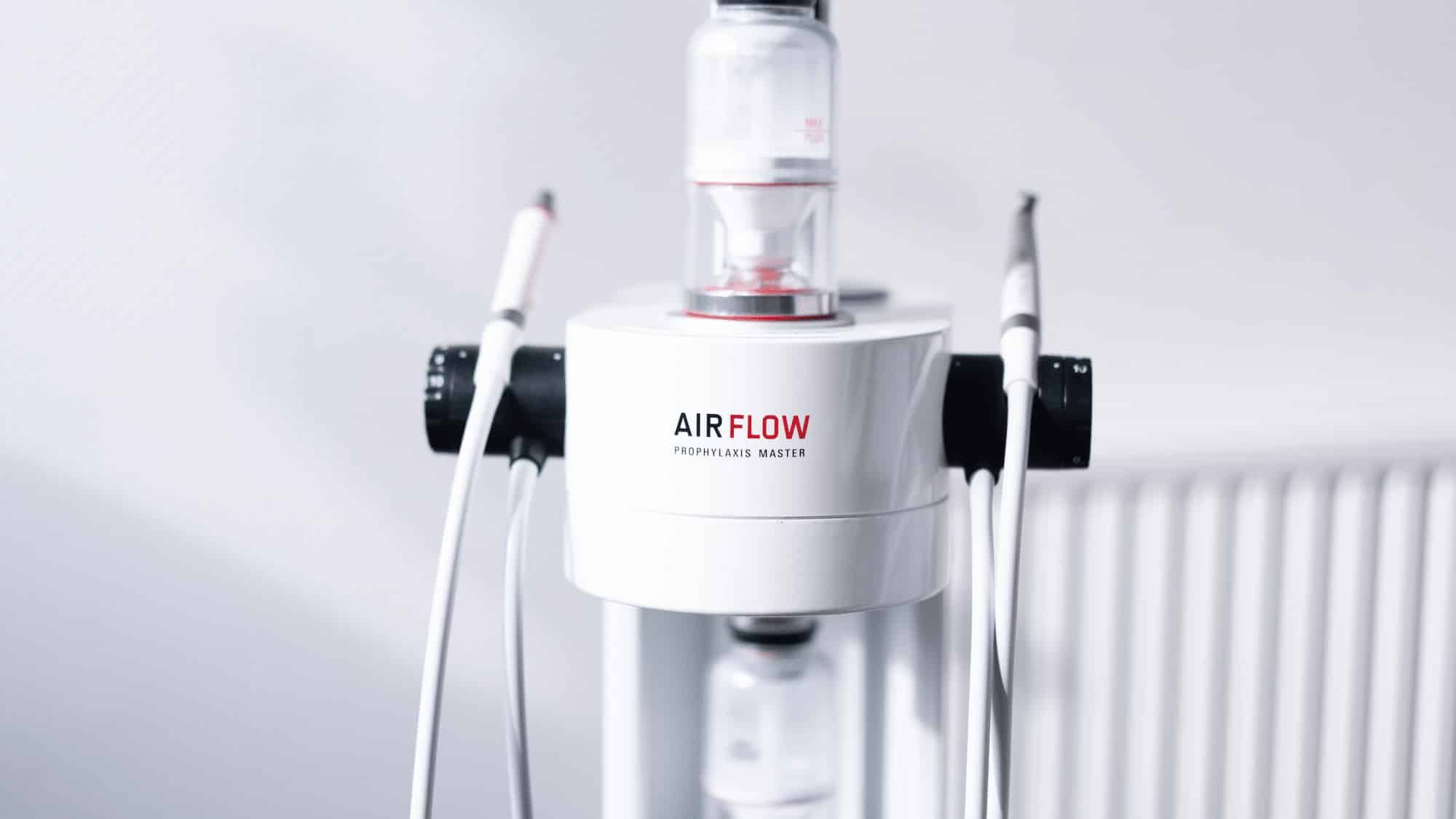 AirFlow-Gerät in der Zahnarztpraxis Dr. Hüning – Zahnärzte Bochum-Harpen