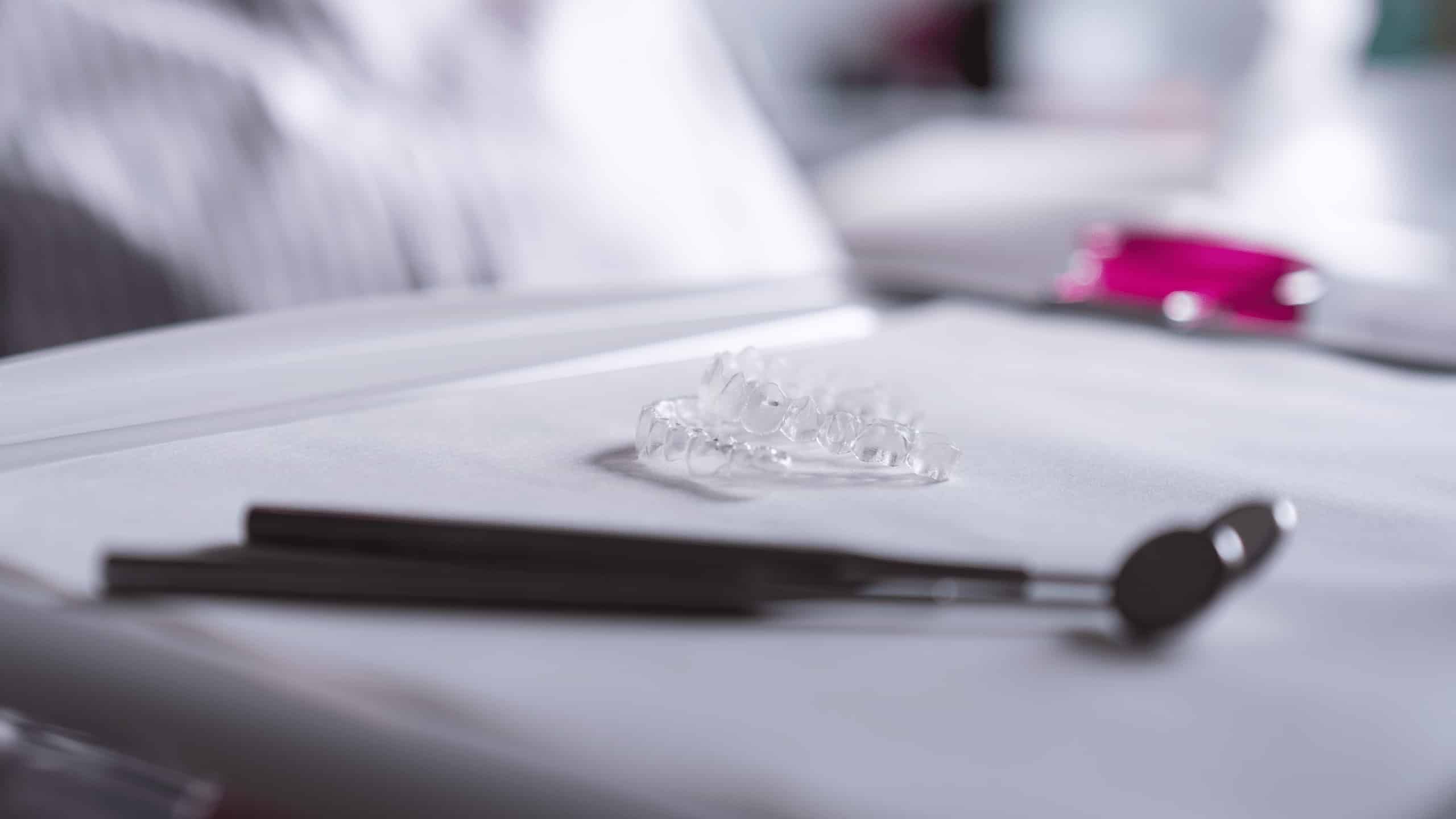 Zahnschienen auf einem Tablett in der Zahnarztpraxis Dr. Hüning in Bochum-Harpen