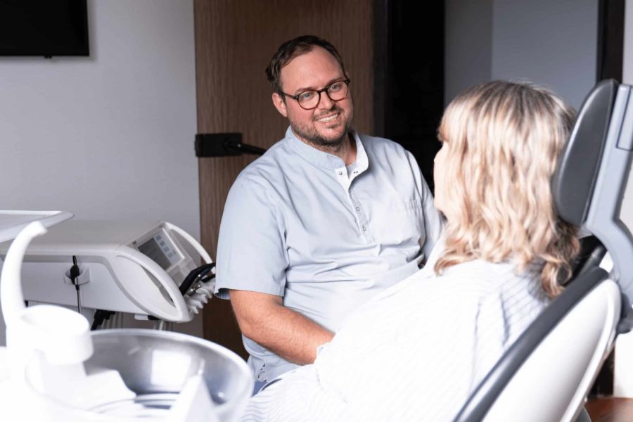 Zahnarzt Steffen Hüning bei der Beratung einer Patientin in der Zahnarztpraxis Dr. Hüning – Zahnärzte Bochum-Harpen