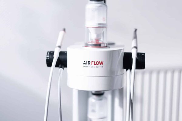 AirFlow-Gerät in der Zahnarztpraxis Dr. Hüning – Zahnärzte Bochum-Harpen
