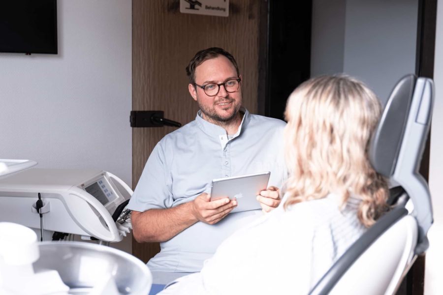 Zahnarzt Steffen Hüning bei der Beratung einer Patientin in der Zahnarztpraxis Dr. Hüning – Zahnärzte Bochum-Harpen