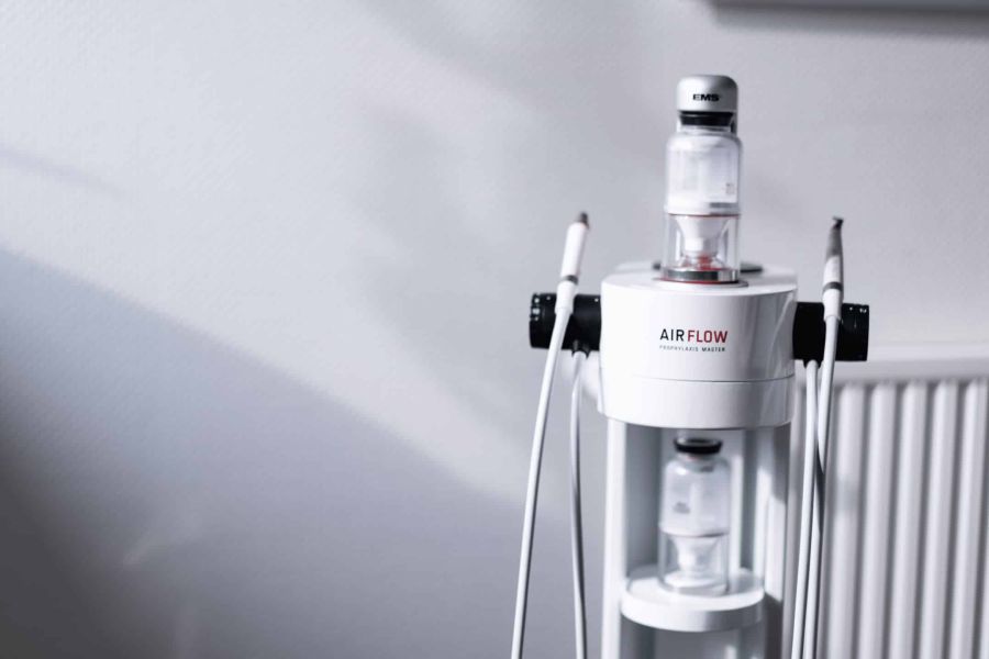 AirFlow-Gerät in der Zahnarztpraxis Dr. Hüning – Zahnärzte Bochum-Harpen