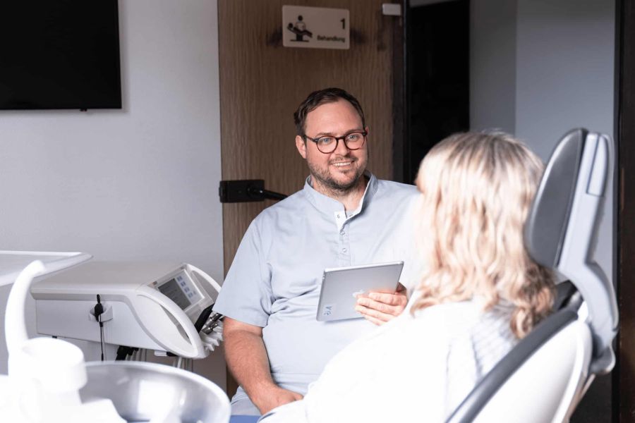 Zahnarzt Steffen Hüning bei der Beratung einer Patientin in der Zahnarztpraxis Dr. Hüning – Zahnärzte Bochum-Harpen