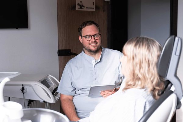Zahnarzt Steffen Hüning bei der Beratung einer Patientin in der Zahnarztpraxis Dr. Hüning – Zahnärzte Bochum-Harpen